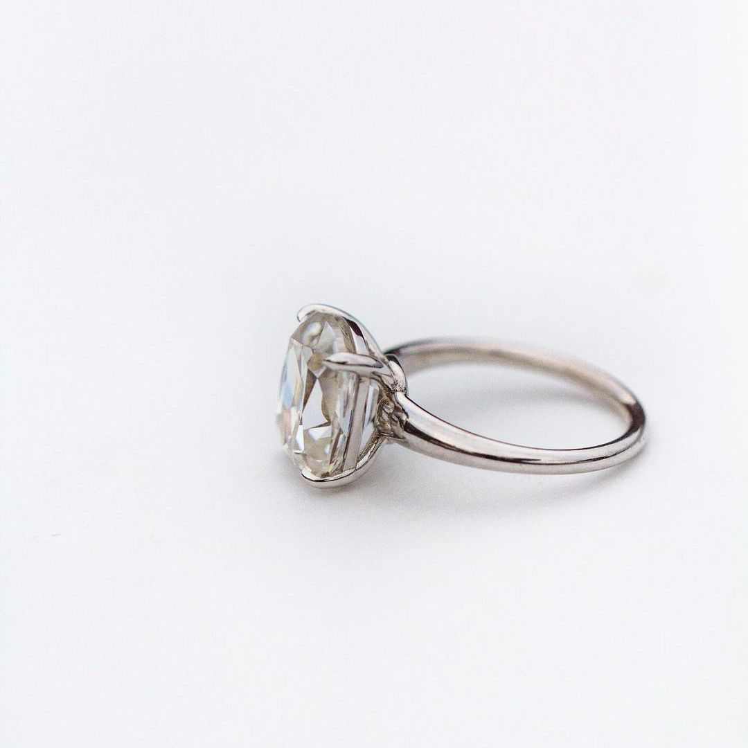 Moissanite Ring - Кольцо-солитер с муассанитом огранки «кушон» из