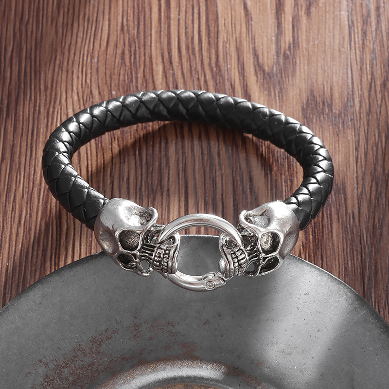 Мужской кожаный браслет с двой – обзор и цена Gothic Skull Ring