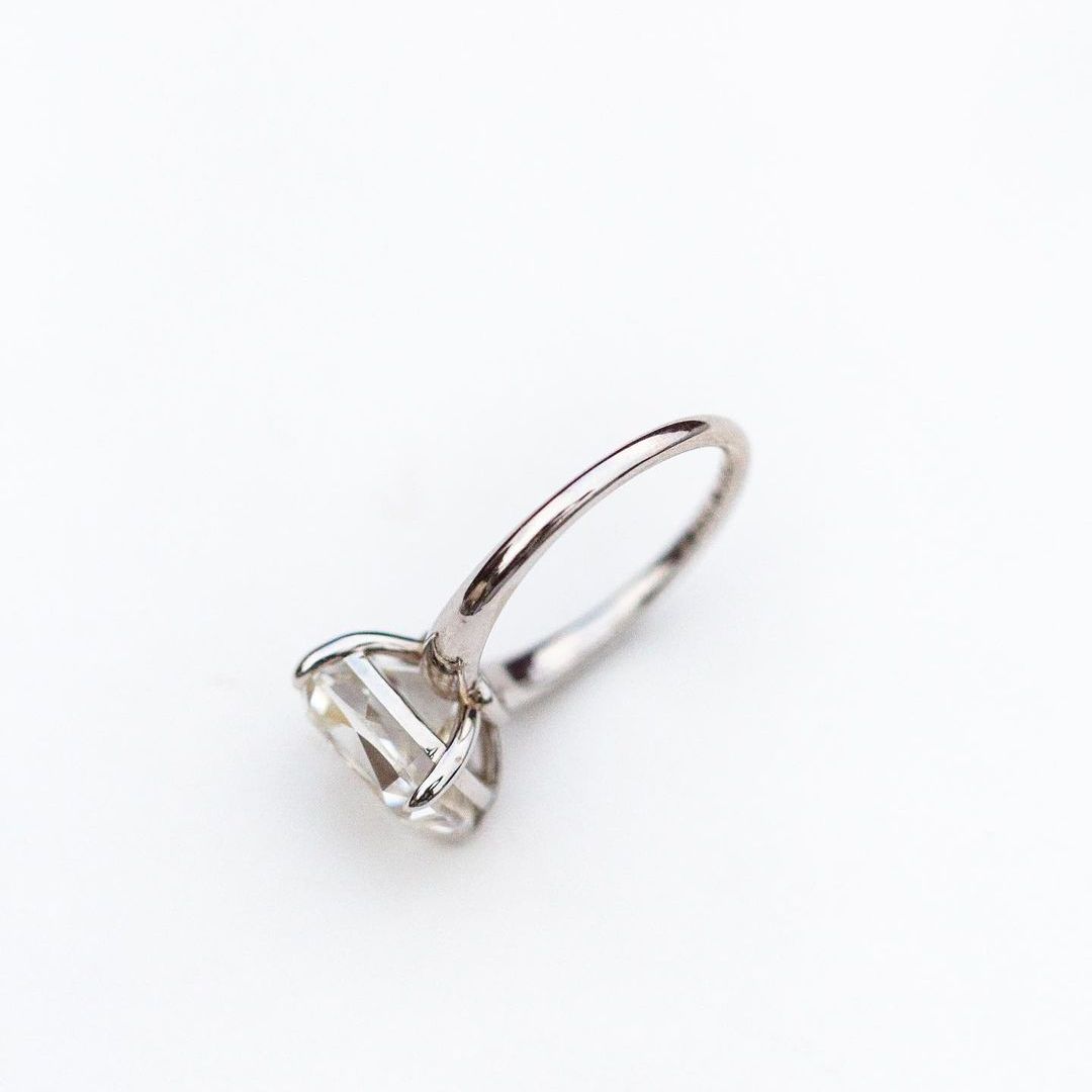 Кольцо-солитер с муассанитом о – обзор и цена Moissanite Ring